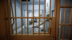 Πρώην διευθυντής φυλακών παρακολουθούσε με «κοριό» τις συνομιλίες συναδέλφων του: Είχε βάλει κρατούμενο να τον τοποθετήσει