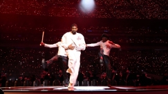 O Usher στο Half time show του Super Bowl