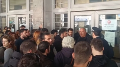  Ένταση στα δικαστήρια Θεσσαλονίκης κατά την μεταγωγή των 49 συλληφθέντων στο ΑΠΘ: Διαδηλωτές επιχείρησαν να μπουν μέσα (vid)