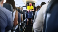 Αεροσυνοδός αποκαλύπτει τη θέση στο αεροπλάνο που πρέπει πάντα να αποφεύγετε