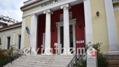 Σάλος στη Χαλκίδα με δικηγόρο: Κατέβασε την Ελληνική σημαία και κρέμασε κάλτσες