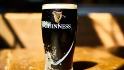 Το κρυφό νόημα πίσω από το εμβληματικό λογότυπο της Guinness: Ο λόγος που παραλίγο να καταργηθεί τη δεκαετία του '80