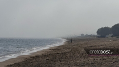 Η αφρικανική σκόνη «σκέπασε» το Ηράκλειο: «Χάθηκαν» οι ομπρέλες και ο ορίζοντας σε παραλία