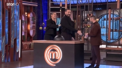 Μπήκε στο πλατό του MasterChef και ο Κουτσόπουλος τον υποδέχθηκε με μυθική ατάκα: «Ήρθες με αερόσολα;» (vid)