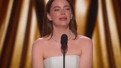 Όσκαρ 2024: Σκίστηκε το φόρεμα της Emma Stone όταν ανέβαινε στην σκηνή (vid)