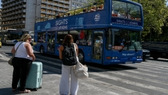 Τρόμος για τουρίστες στο κέντρο της Αθήνας: Κεραία τρόλεϊ καρφώθηκε σε λεωφορείο και τραυμάτισε έξι άτομα