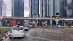 Ηνωμένα Αραβικά Εμιράτα: Ξεκίνησε η αποτίμηση του κόστους από τις πλημμύρες - Προσπαθούν να ανοίξουν τους δρόμους
