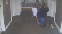 Σοκαριστικό βίντεο: Ο ράπερ «Diddy» ξαπλώνει στο έδαφος την σύντροφό του και την χτυπάει με μανία