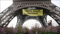 Πανό της Greenpeace κατά της Λεπέν στον Πύργο του Αιφελ (vid)