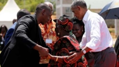Ο Ομπάμα πήγε Κένυα και χόρεψε παραδοσιακούς χορούς με την γιαγιά του (pics & vid)