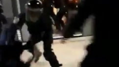 Αστυνομικοί ξυλοκοπούν άγρια οπαδούς στο μετρό του Βουκουρεστίου! (vid)