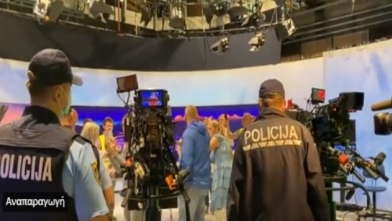Αρνητές του κορονοϊού εισέβαλαν στο στούντιο της δημόσιας τηλεόρασης στην Σλοβενία (vid)