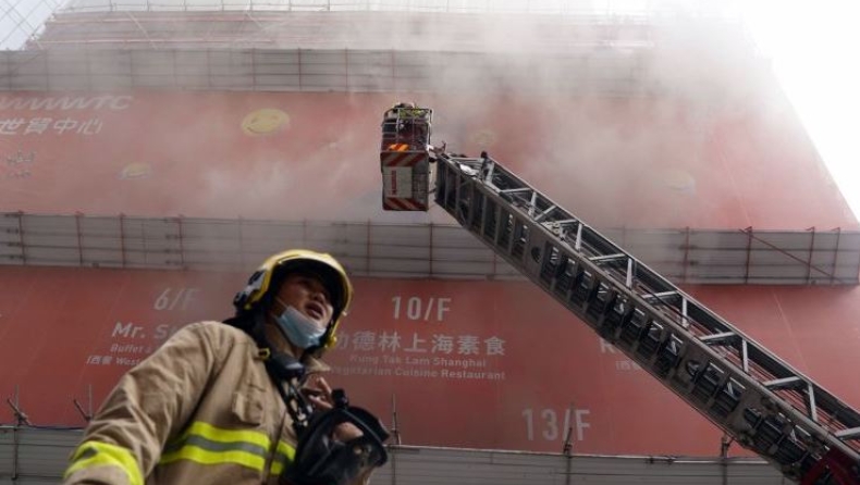 Συναγερμός στο παγκόσμιο κέντρο εμπορίου στο Χονγκ Κονγκ από πυρκαγιά (vid)
