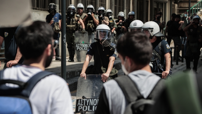 Πρόεδρος της Ένωσης Αστυνομικών Υπαλλήλων Θεσσαλονίκης: «Παράλογες αποφάσεις, έδωσαν άδεια για τη συναυλία με τα ΜΑΤ;» (vids)