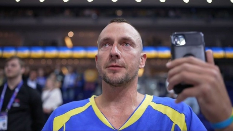 Eurobasket 2022: Δακρυσμένος Ουκρανός φίλαθλος στην ανάκρουση του Εθνικού Ύμνου (vid)
