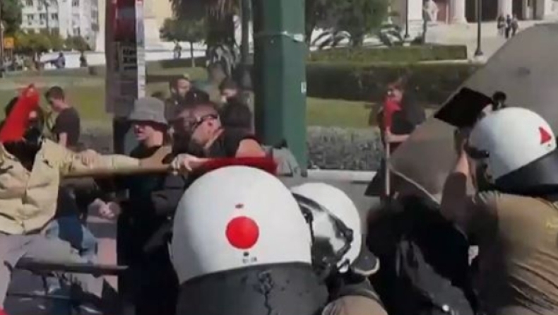 ΕΔΕ για τον αστυνομικό που χτύπησε με την ασπίδα διαδηλώτρια στα Προπύλαια (vid)