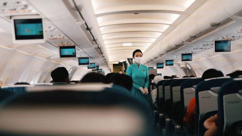 Επιβάτης σε πτήση επιχείρησε να ανοίξει την πόρτα του αεροπλάνου επειδή «της το είπε ο Ιησούς»