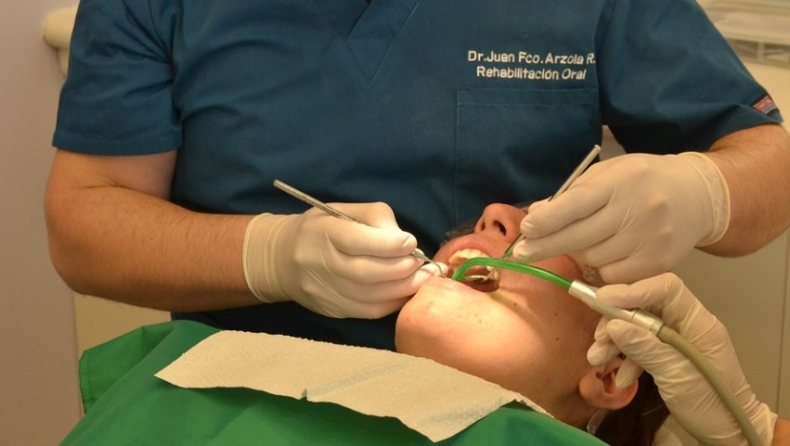 Οδοντίατροι επιβεβαίωσαν ότι μπορούν να καταλάβουν αν κάποιος ασθενής έχει κάνει πρόσφατα στοματικό έρωτα (vid)