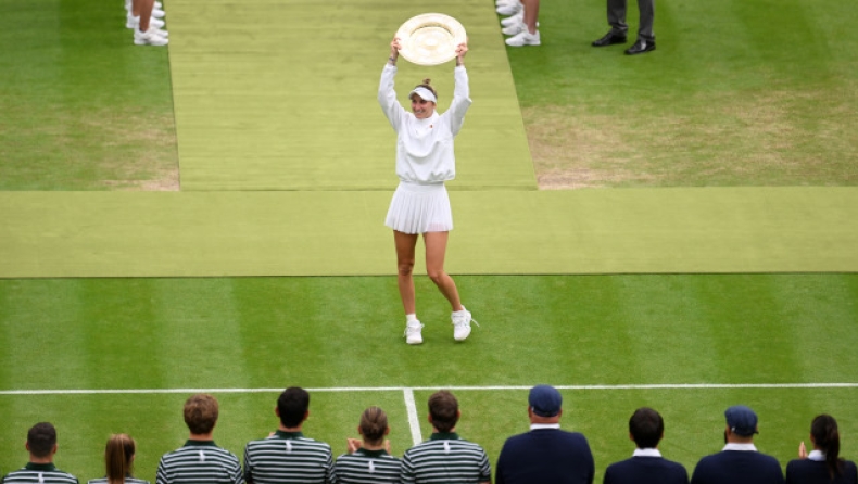 Η Μαρκέτα Βοντρούσοβα με το τρόπαιο του Wimbledon
