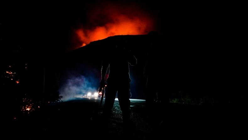 Ανεξέλεγκτη η φωτιά για 13η νύχτα στον Έβρο: «Ήχησε» το 112 για το Σουφλί