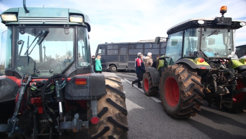 Aγρότες: Προτείνουν κλείσιμο της Εθνικής οδού και συλλαλητήριο στην Αθήνα (vid)