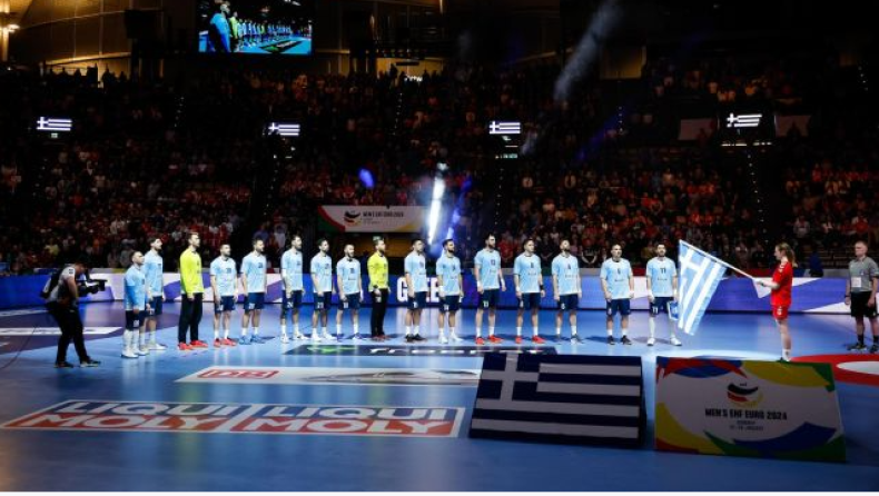 Η Εθνική χάντμπολ ανδρών στο Euro κατά την ανάκρουση των ύμνων