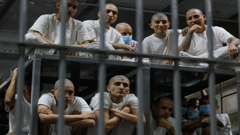 «Μην τους κοιτάτε στα μάτια»: Η κάμερα του BBC μπήκε στην κολασμένη φυλακή του Ελ Σαλβαδόρ (vid)