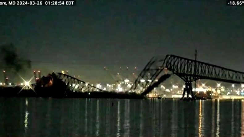 Κατάρρευση γέφυρας στη Βαλτιμόρη: Ανασύρθηκαν δύο άτομα από τον ποταμό, επτά οι αγνοούμενοι (vid)