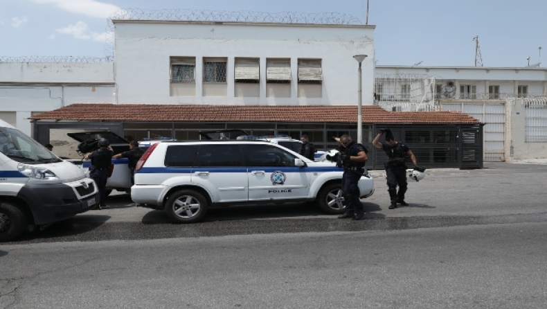 Φυλακές Κορυδαλλού: Συνελήφθη σωφρονιστικός υπάλληλος για απόπειρα εισαγωγής ναρκωτικών και κινητών (vid) 