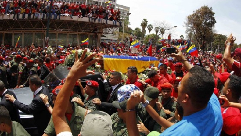 Η σορός του Τσάβες στους δρόμους του Καράκας! (pics)
