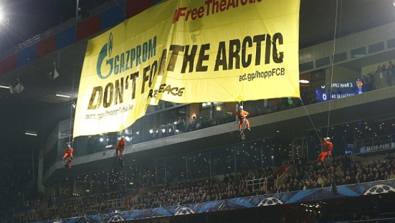 Η Greenpeace διέκοψε αγώνα του Τσάμπιονς Λιγκ (vid&pics)