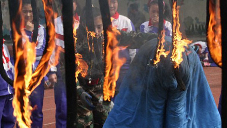 Ρίχνουν παιδιά στη φωτιά σε ασκήσεις για πυρκαγιά (pics)