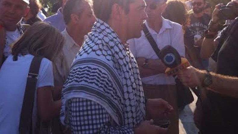 Ο Τσίπρας διαδηλώνει για το Ισραήλ με παλαιστινιακό μαντήλι