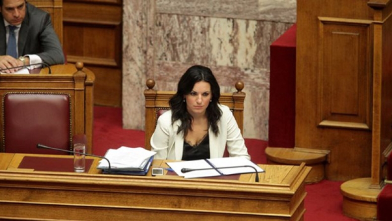 Η σέξι Όλγα στη Βουλή (pics)