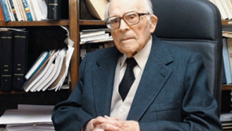 Βγήκε από το νοσοκομείο o Eμμανουήλ Κριαράς, 107 ετών