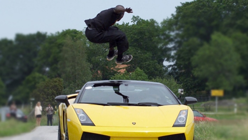Πήδηξε πάνω από τη Lamborghini (video)