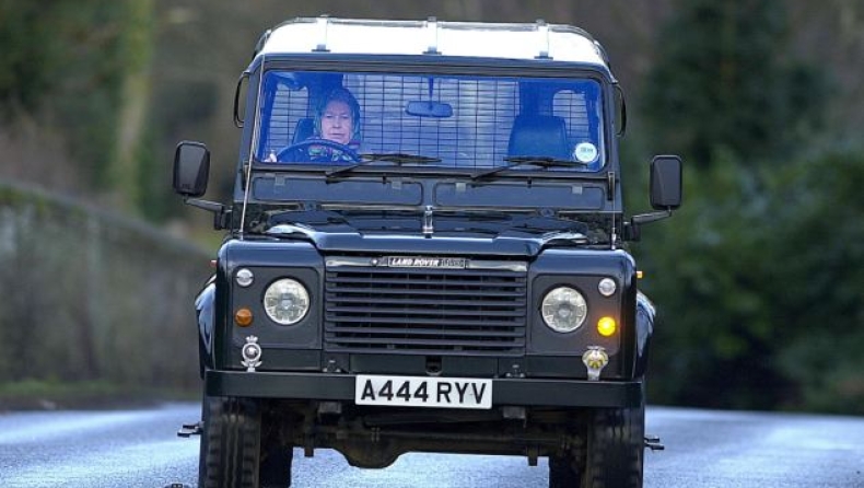 «Γδύνουν» τα Land Rover Defender στη Βρετανία