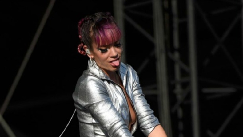 Lily Allen: Εξω η γλώσσα έξω και το... στήθος (pics)