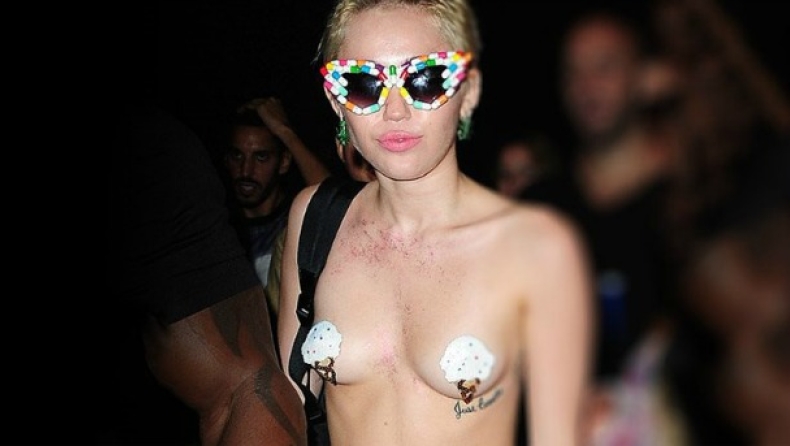 Η Miley Cyrus φόρεσε μόνο «φουντίτσες» θηλών! (pics)