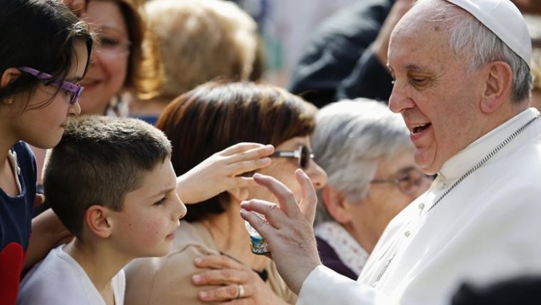 Ο πάπας Φραγκίσκος πάντρεψε ζευγάρια που είχαν παιδιά εκτός γάμου