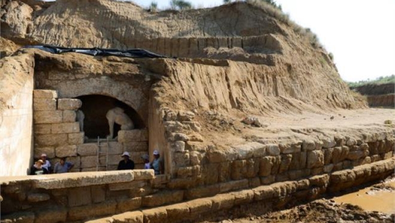 Κάποιοι αρχαιολόγοι δείχνουν να κάνουν «καλλιστεία» με τον τάφο της Αμφίπολης