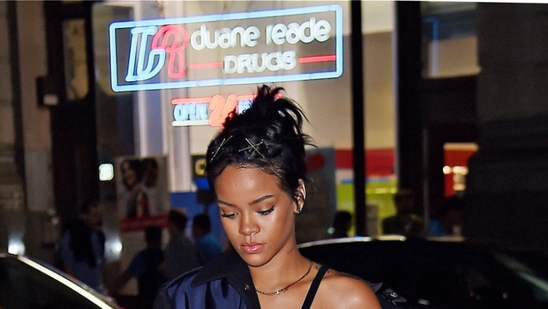 H Rihanna με παλτό 3,000 $ και κορμάρα (pics)