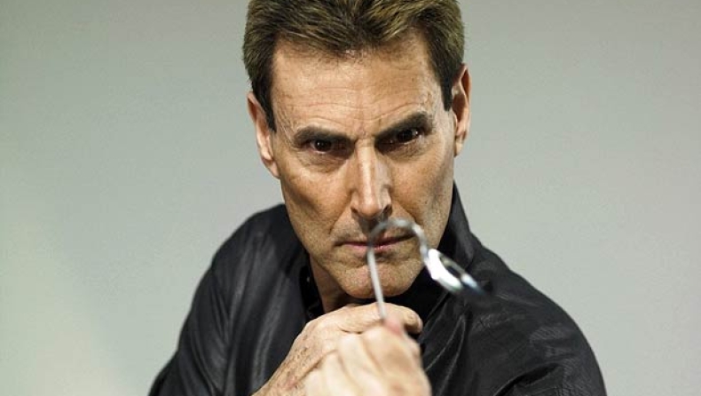 Και ο Uri Geller λυγίζει το iPhone 6 (vid)