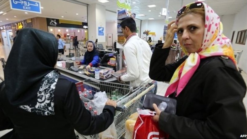 Ιράν: Επιτέθηκαν με οξύ σε γυναίκες επειδή δεν φορούσαν μαντήλα