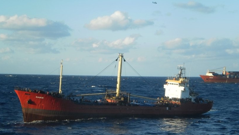 Κρήτη: Η φρεγάτα «Ύδρα» ρυμουλκεί το πλοίο με τους 700 μετανάστες (vids&pics)