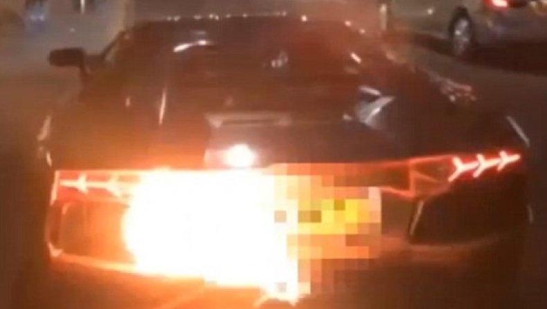 Lamborghini 300.000 λιρών παίρνει φωτιά στη μέση του δρόμου (vid&pics)