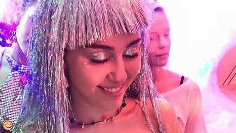 Miley Cyrus: Τόπλες σε πάρτι στην Οκλαχόμα (pics)