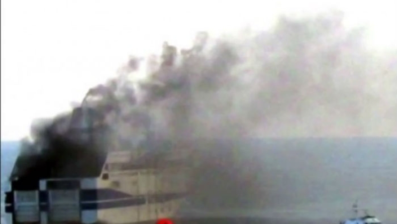 Μέσα στο πλοίο που καίγεται ανοιχτά της Κέρκυρας (vid)