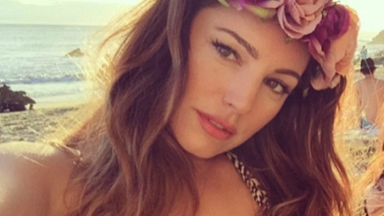 Η Kelly Brook στην παραλία με τέλειο μπικίνι! (pics)