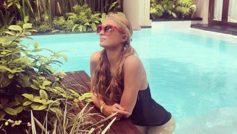 Η Paris Hilton... χαλαρώνει στην πισίνα στο εξωτικό Μπαλί (pics)